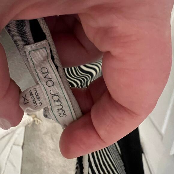 Ava James Blouse with black and white stripes and sheer black puffy sleeve sz XL - Picture 5 of 7